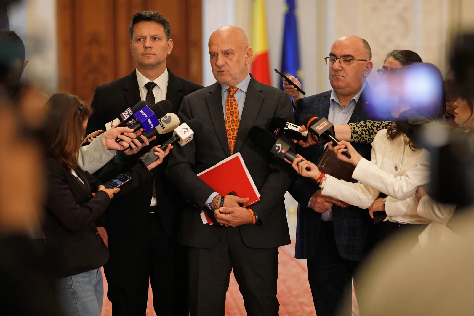 Reprezentanți ai sindicatelor discutând despre priorități economice și guvernare.