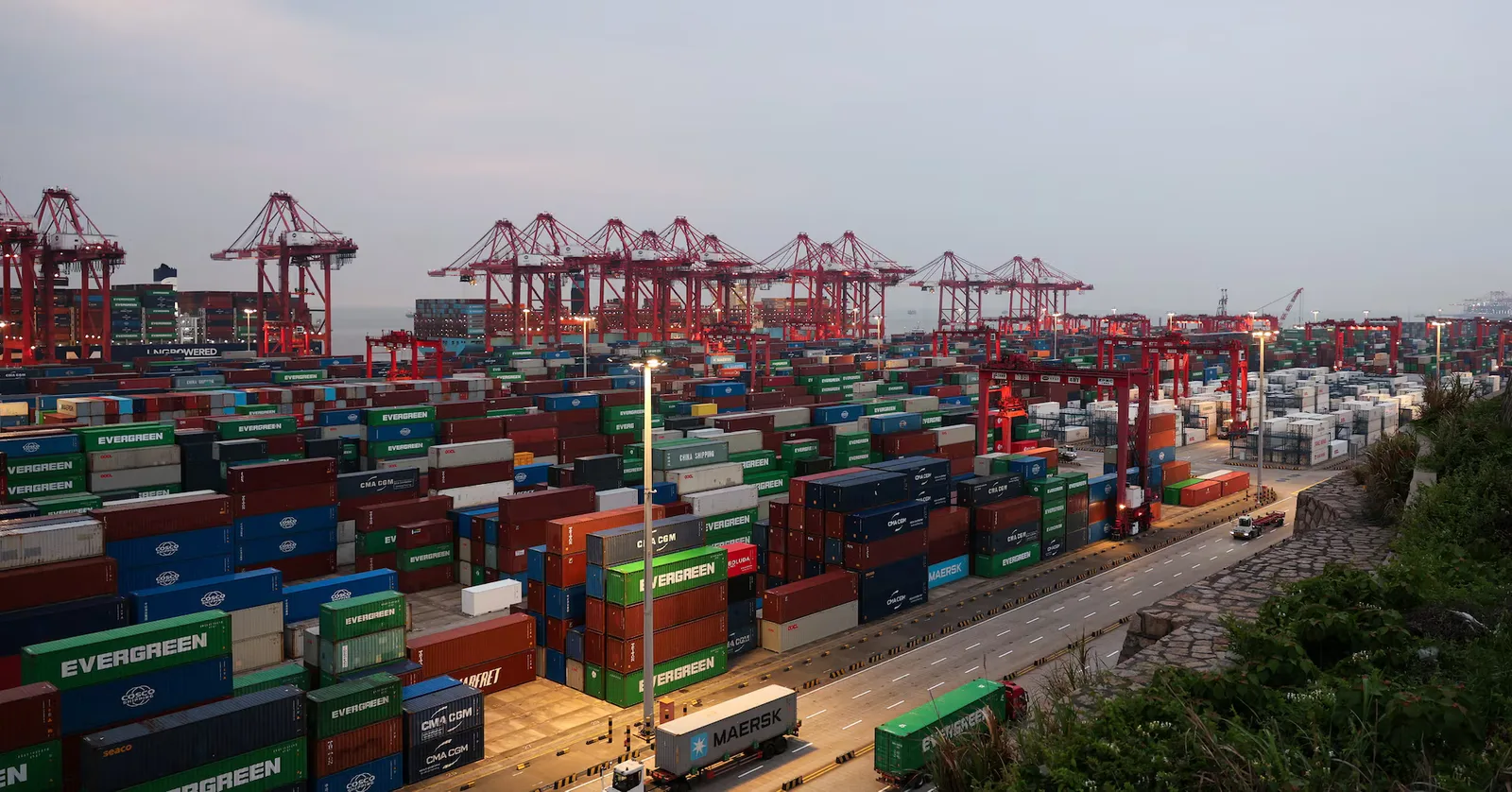 Port maritim plin de containere colorate în Beijing.