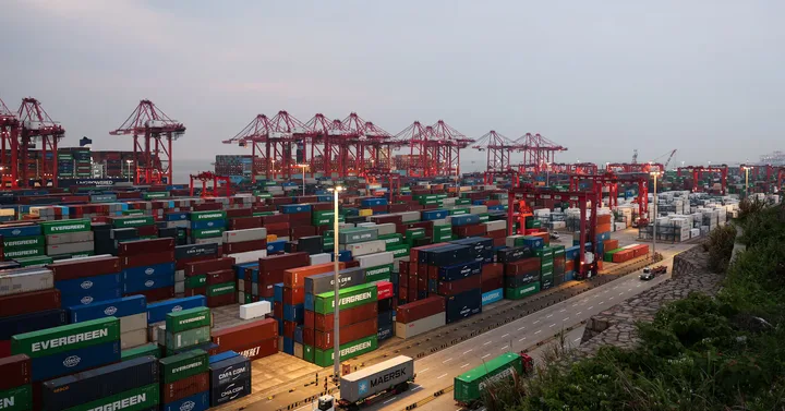 Port maritim plin de containere colorate în Beijing.