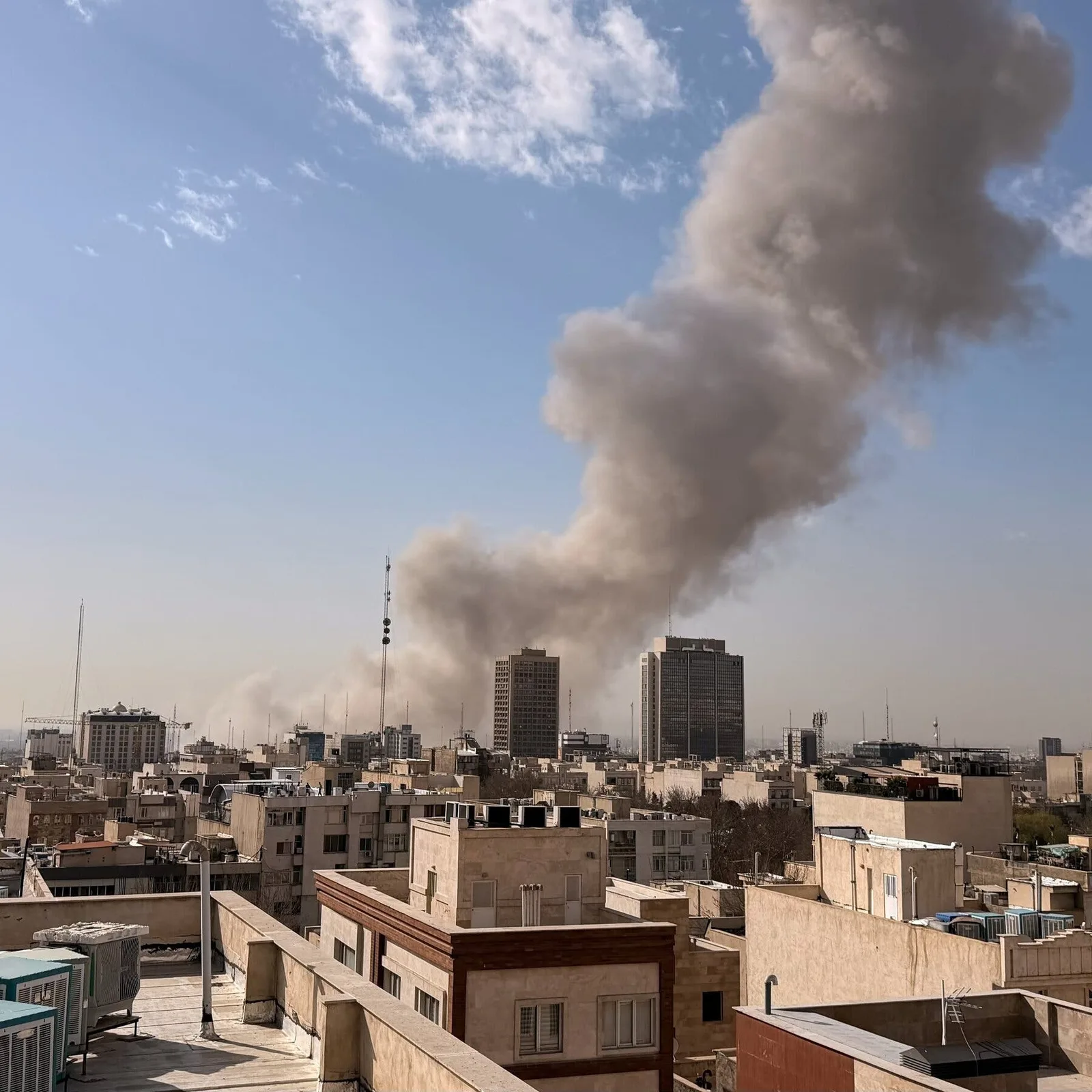 Fum dens se ridică deasupra clădirilor din Teheran după atacuri aeriene.
