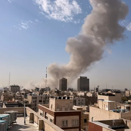 Fum dens se ridică deasupra clădirilor din Teheran după atacuri aeriene.