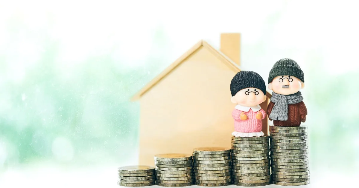 Pensionarii stau lângă monede, simbolizând economiile din fondurile de pensii.