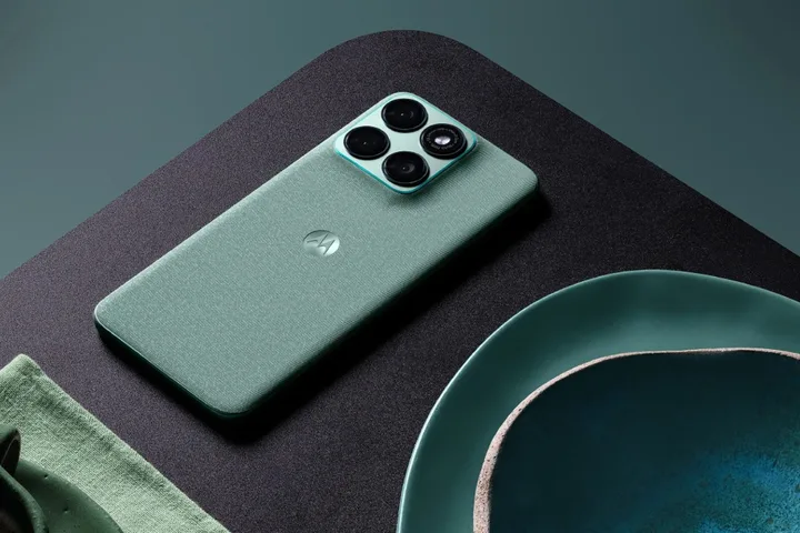 Un telefon Motorola pe o masă, cu un fundal minimalist și elegant.