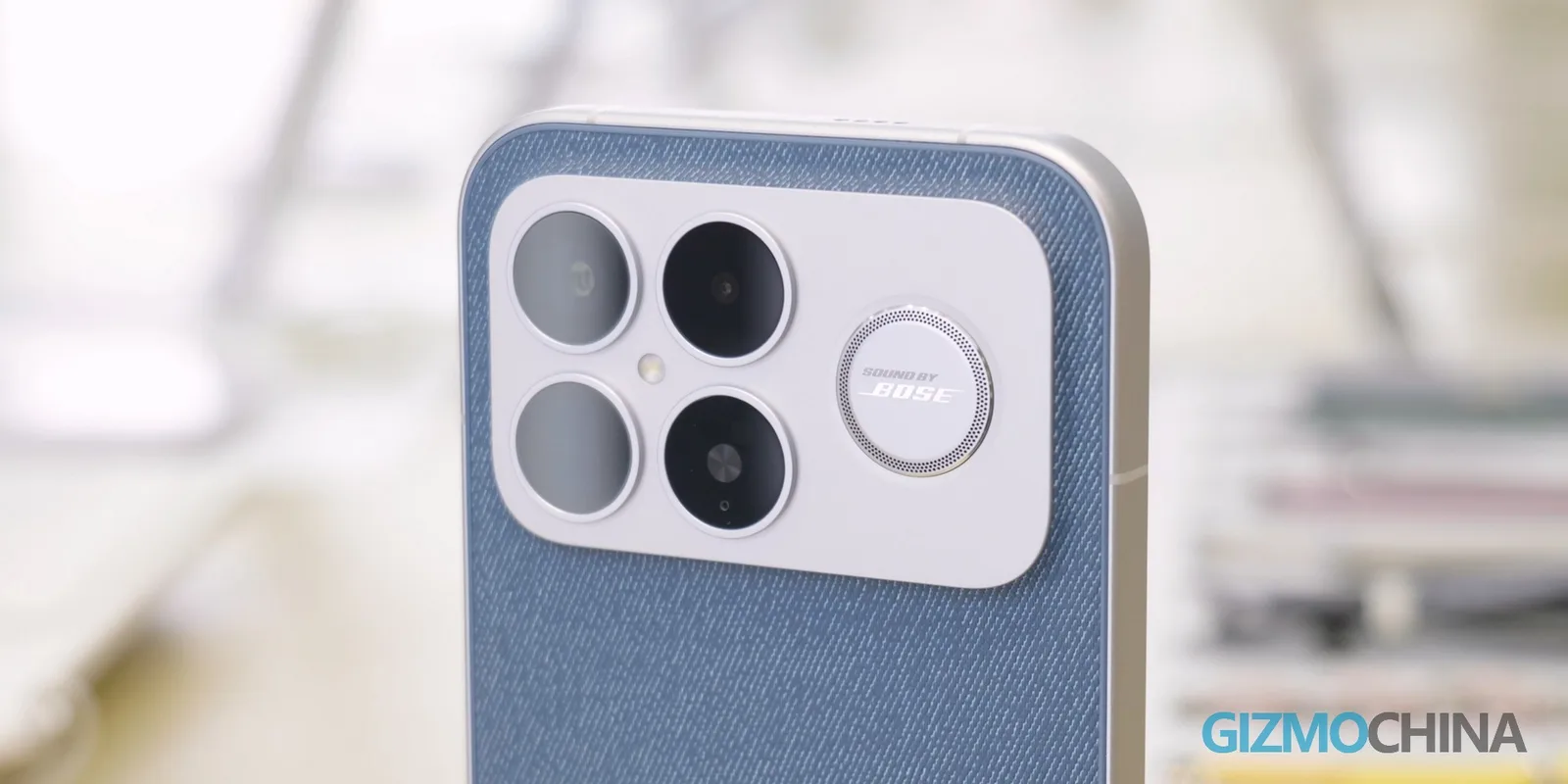Detaliu al camerei unui smartphone cu un design modern și elegant.