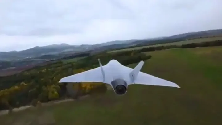 Dronă interceptoră în zbor, proiectată pentru misiuni rapide și precise.