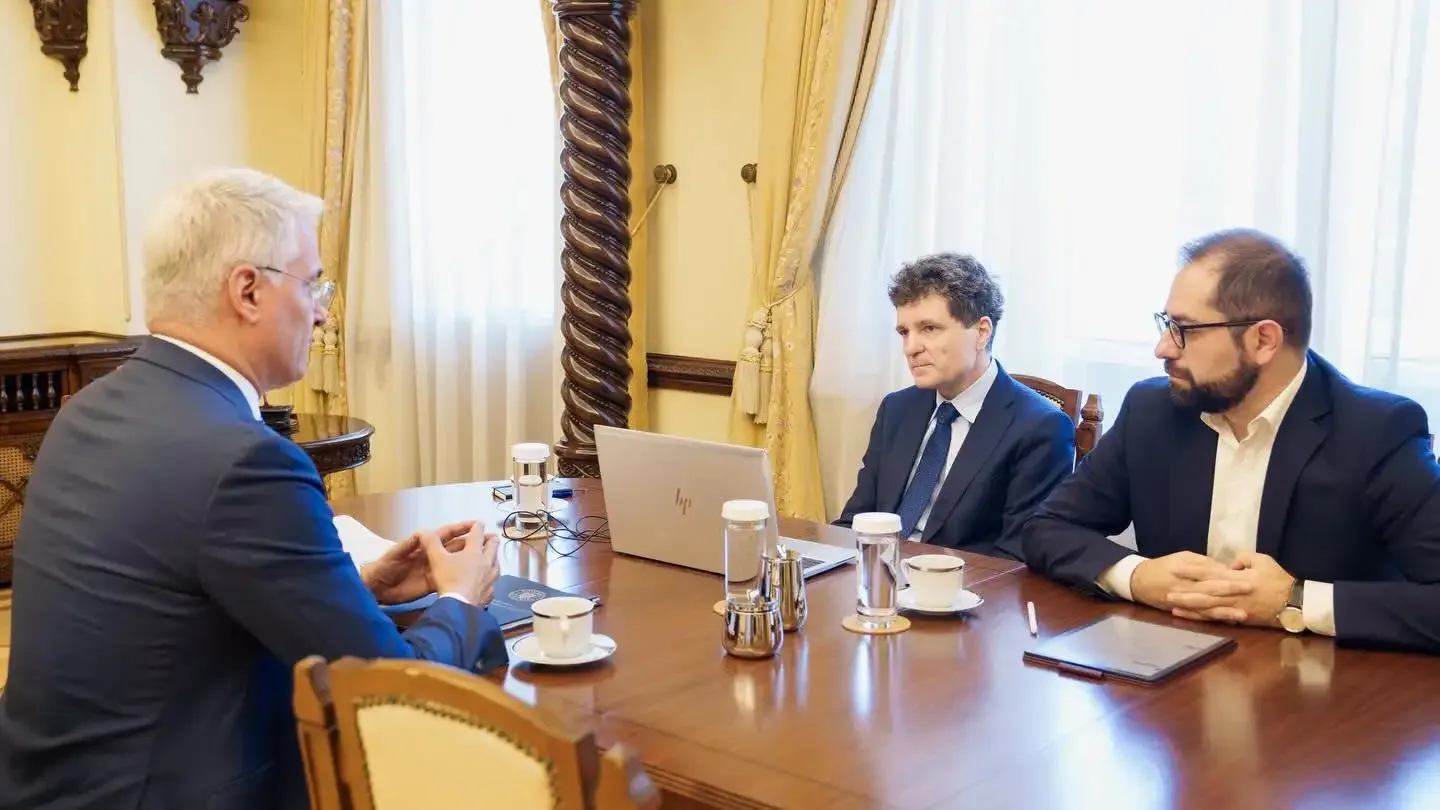 Nicușor Dan discută despre PNRR și criza politică din România.