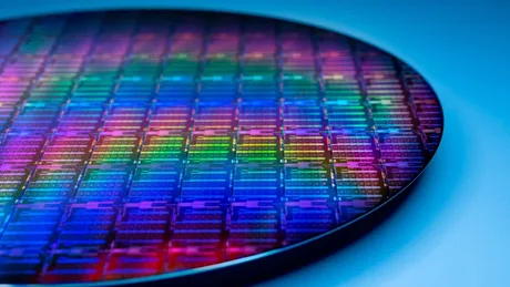 Wafer colorat cu cipuri, simbolizând avansurile tehnologice în microelectronică.