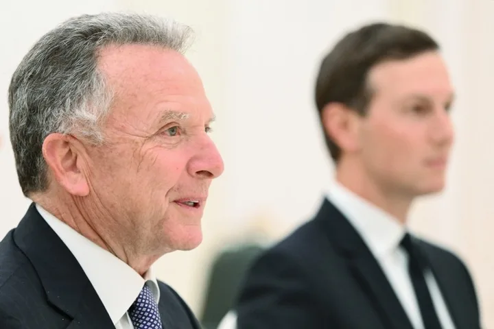 Discuții tensionate între oficiali în contextul negocierilor internaționale.