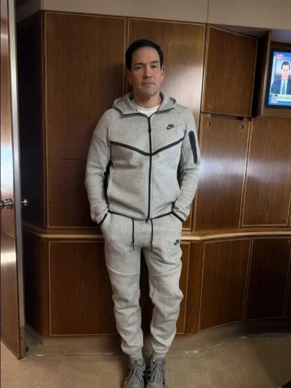 Marco Rubio îmbrăcat în trening pe Air Force One, în drum spre Beijing.