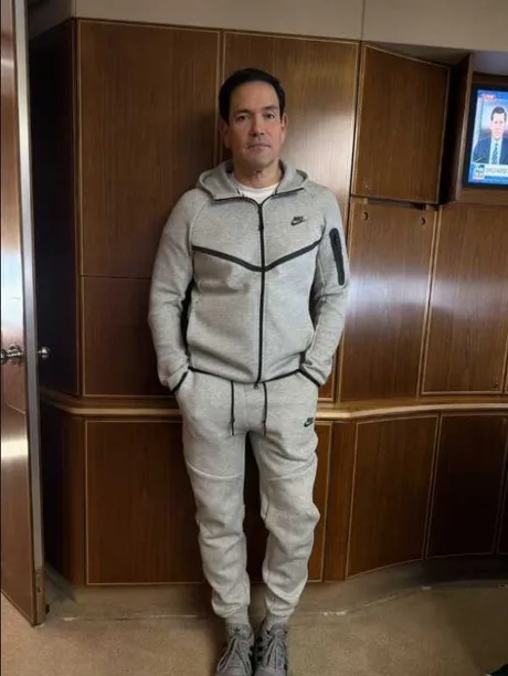 Marco Rubio îmbrăcat în trening pe Air Force One, în drum spre Beijing.