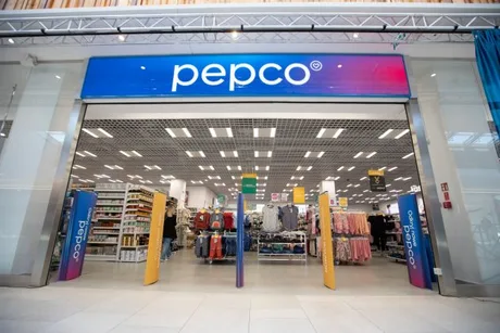 Intrarea unui magazin Pepco, evidențiind produsele disponibile pentru clienți.