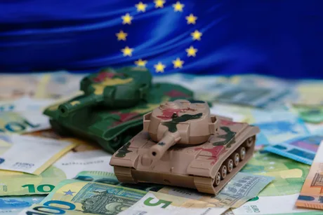 Tancuri de jucărie pe bancnote, simbolizând apărarea Uniunii Europene.