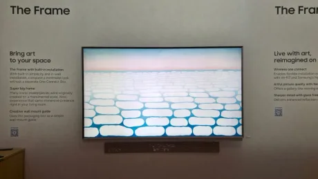 Televizor Samsung cu design elegant, expunând artă modernă pe un perete.