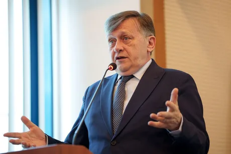 Crin Antonescu discutând despre viitorul politic al lui Ilie Bolojan.