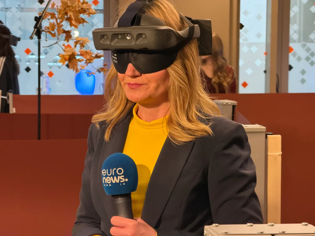 Prezentatoare testând headset-ul inovator pentru nevăzători la evenimentul Orange România.
