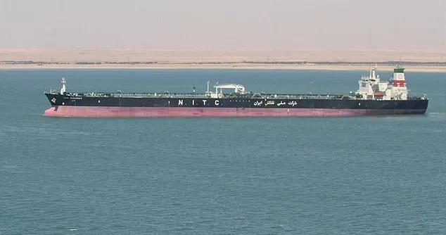 Nava de marfă navigând prin apele Strâmtorii Ormuz, o rută esențială pentru comerțul global.