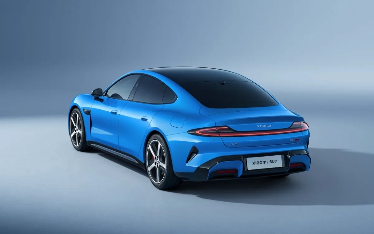 Modelul SU7 al Xiaomi, vehicul electric modern și elegant.