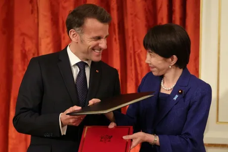 Emmanuel Macron și lider japonez discutând despre parteneriate strategice.