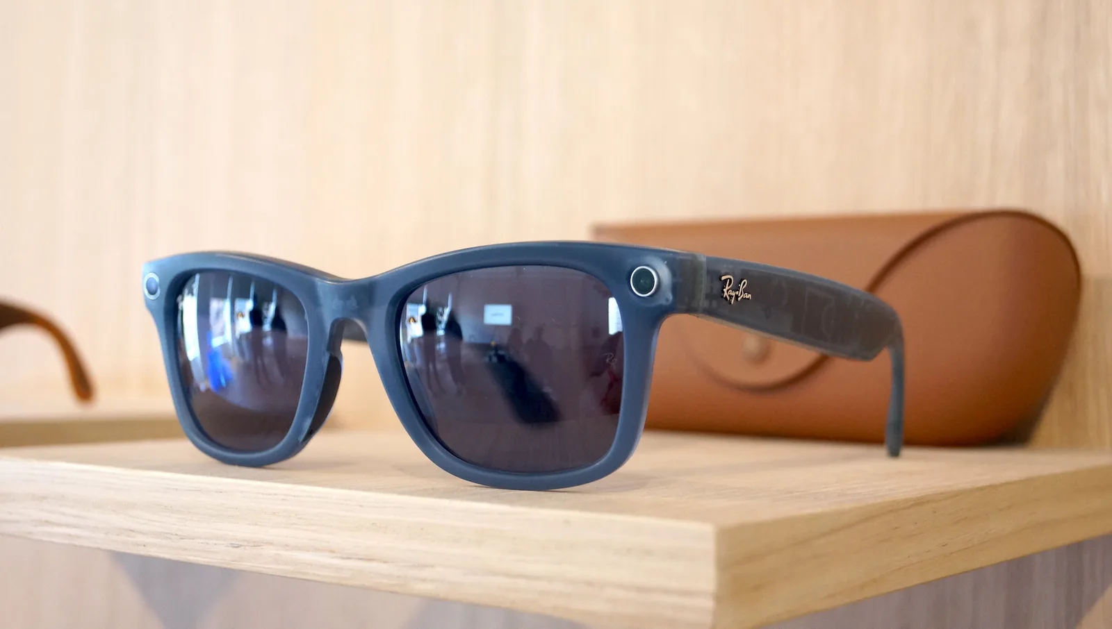 Ochelari Ray-Ban Display expuși pe un raft din lemn.