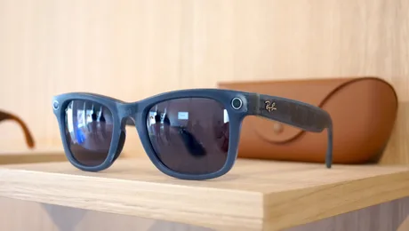 Ochelari Ray-Ban Display expuși pe un raft din lemn.