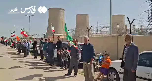Protest în Iran cu lanțuri umane lângă centrale electrice, simbolizând unitatea națională.