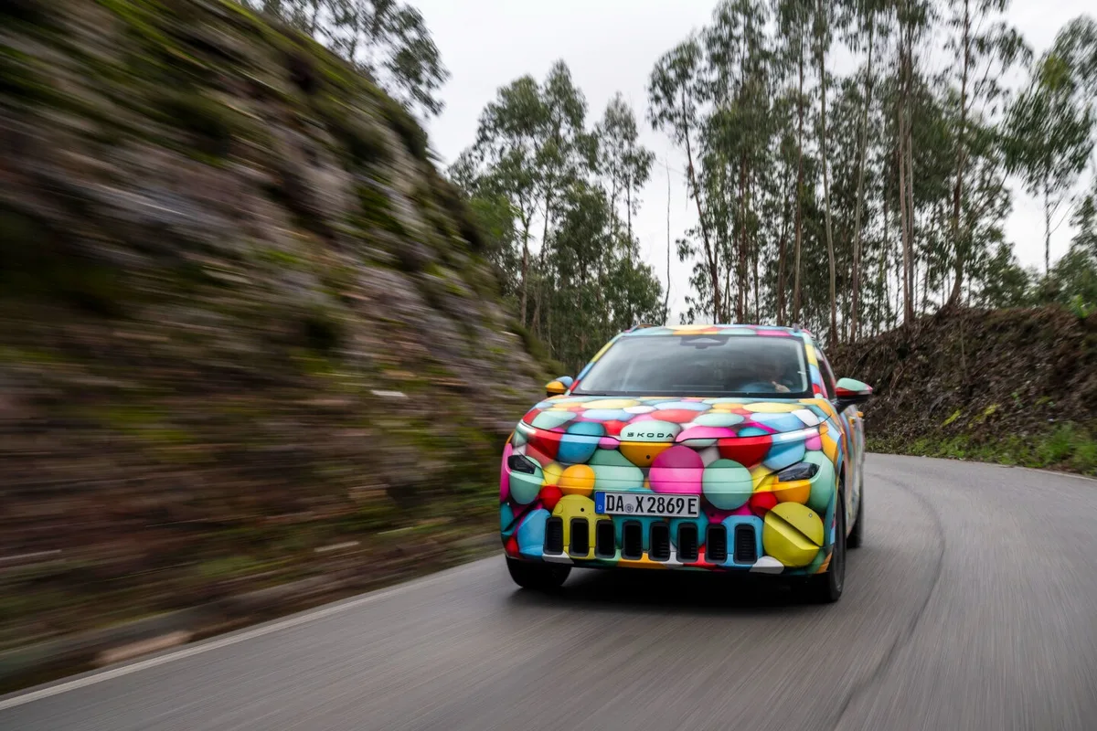 Skoda Epiq pe drum, evidențiind designul său atractiv.