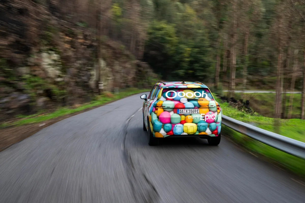 Skoda Epiq colorat, surprins în mișcare pe un drum de munte.