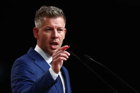 Péter Magyar discutând despre noua echipă de purtători de cuvânt.