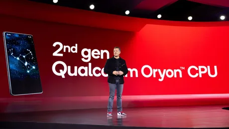 Prezentare pe scenă a unui nou procesor Qualcomm, cu accent pe inovație tehnologică.