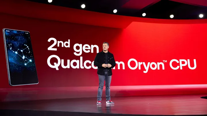 Prezentare pe scenă a unui nou procesor Qualcomm, cu accent pe inovație tehnologică.