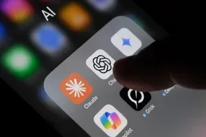 Aplicația ChatGPT pe telefon, cu iconițe pentru asistență AI.