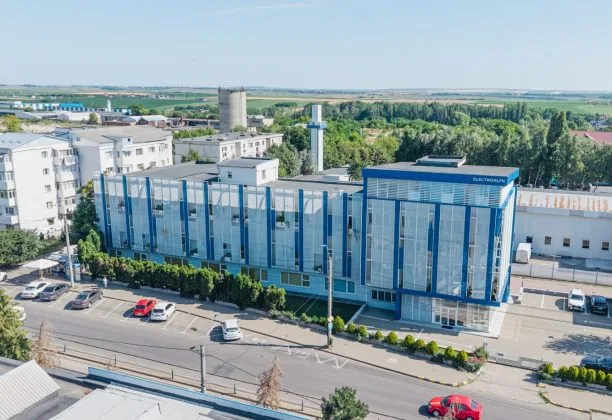 Clădire modernă cu feronerie, situată în Sibiu, pe o stradă liniștită.