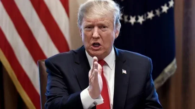 Donald Trump discutând despre controlul Groenlandei la Casa Albă.