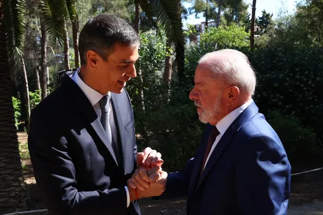 Pedro Sánchez și Luiz Inácio Lula da Silva discutând acorduri strategice în aer liber.