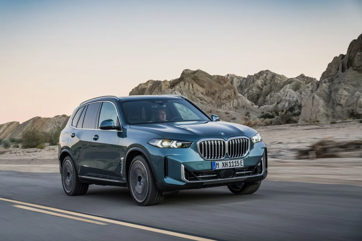 BMW X7 pe un drum de munte, pregătit pentru aventuri off-road.