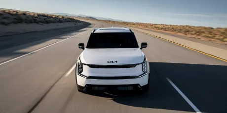 SUV electric Kia pe drum, evidențiind designul modern și tehnologia avansată.