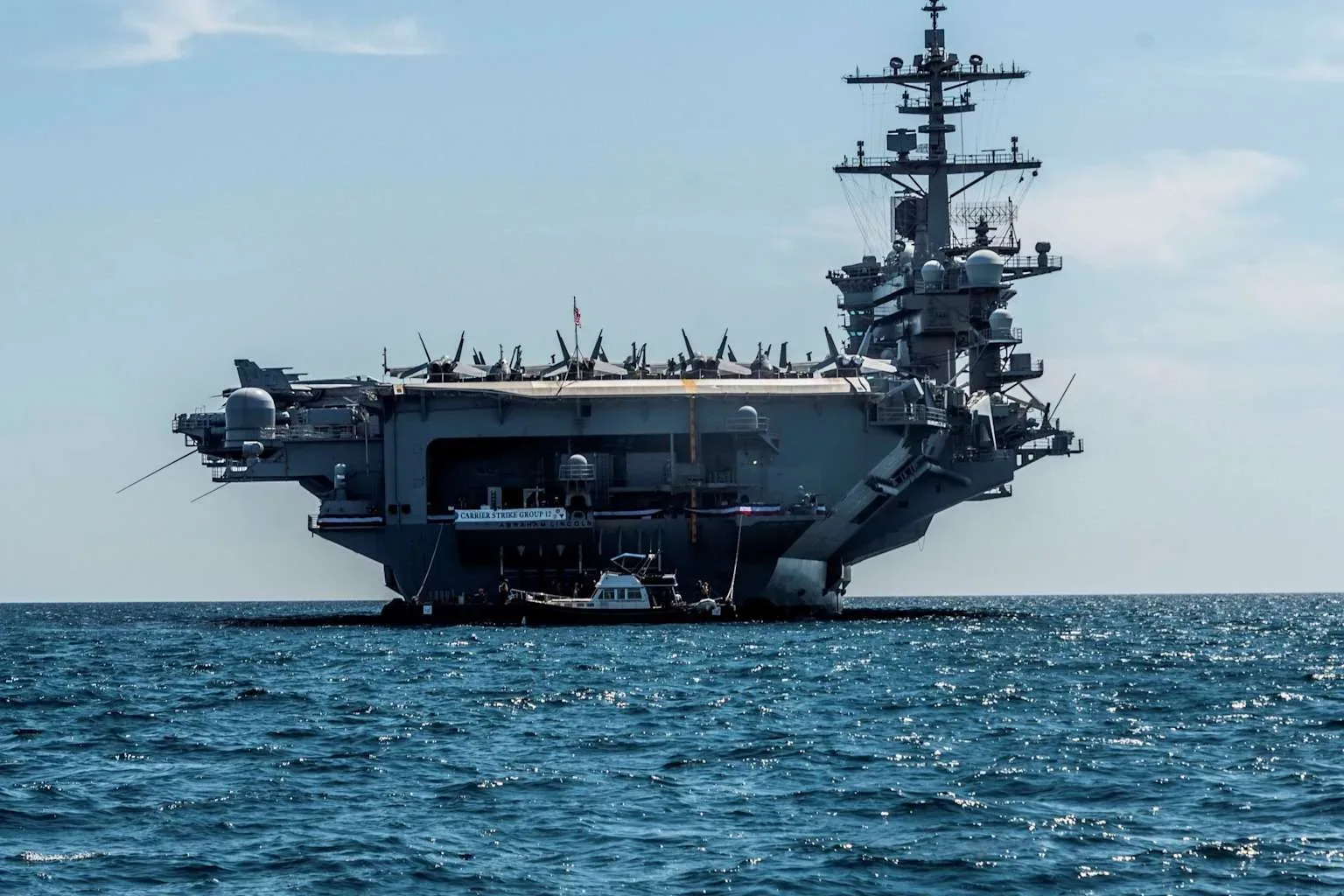 Portavionul american USS Abraham Lincoln navigând în Marea Arabiei.