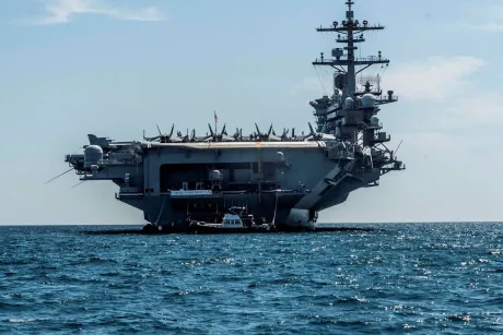Portavionul american USS Abraham Lincoln navigând în Marea Arabiei.