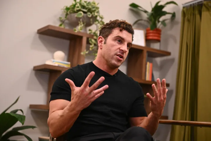 Brian Chesky discută despre impactul AI asupra managementului și angajaților.