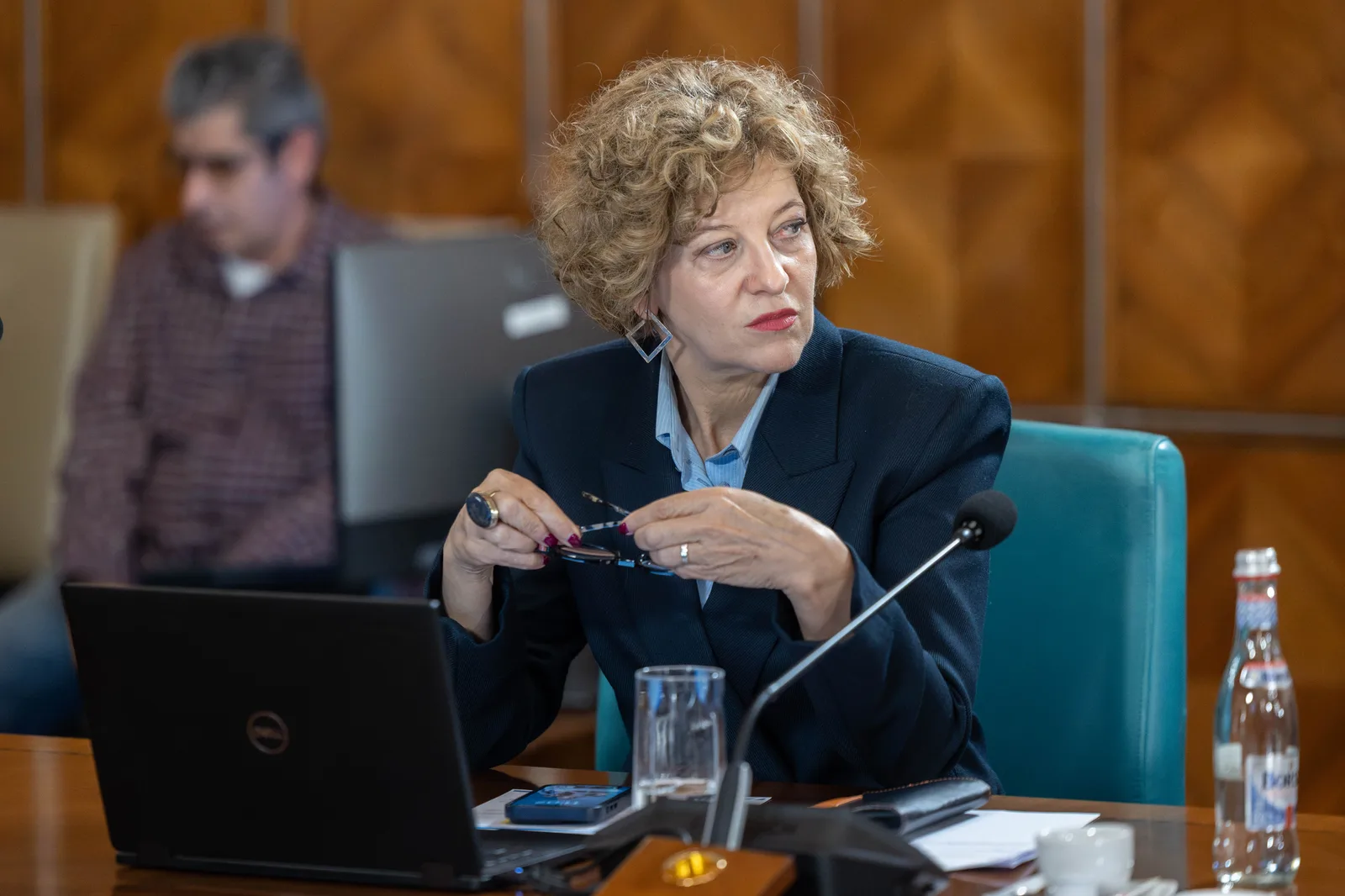 Vicepremierul Oana Gheorghiu discutând despre listarea companiilor de stat.