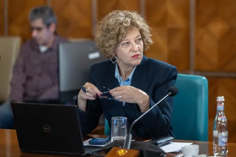 Vicepremierul Oana Gheorghiu discutând despre listarea companiilor de stat.