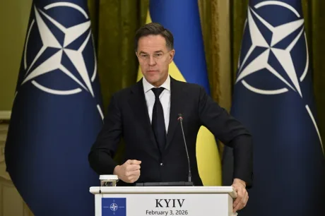 Mark Rutte la o conferință NATO, discutând despre apărare.