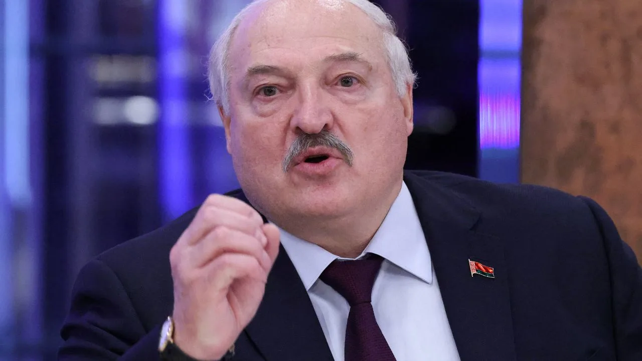 Aleksandr Lukașenko discutând despre politica internațională și liderii occidentali.