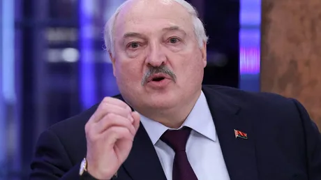 Aleksandr Lukașenko discutând despre politica internațională și liderii occidentali.