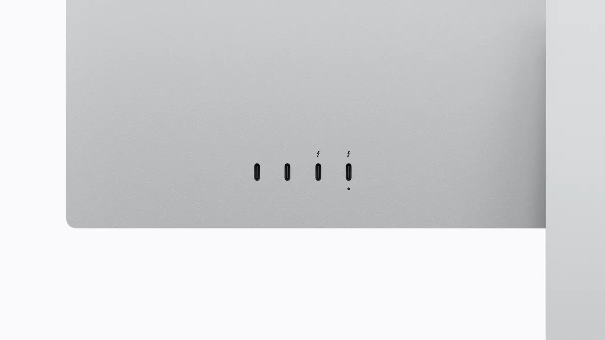 Conectori Thunderbolt 5 pe monitorul Studio Display 2026.