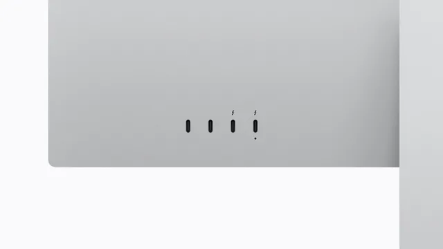 Conectori Thunderbolt 5 pe monitorul Studio Display 2026.