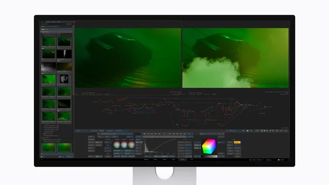 Monitorul Studio Display 2026 utilizat pentru editare video profesională.