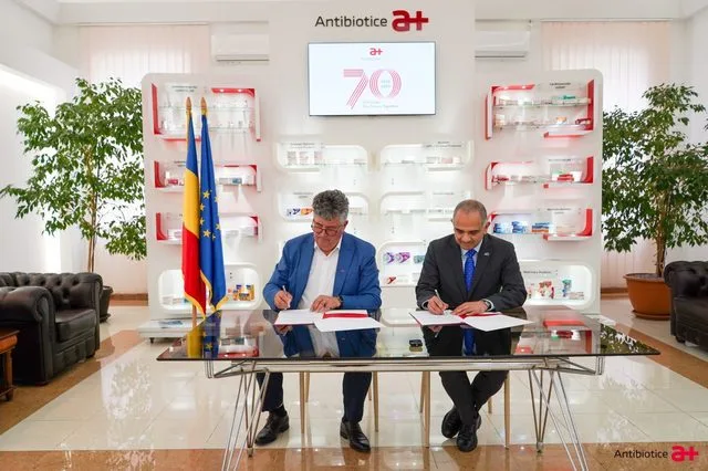 Reprezentanți ai Antibiotice Iași semnează un acord de colaborare pentru îmbunătățirea guvernanței corporative.
