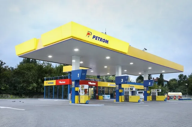 Stație de alimentare Petrom cu pompă și marcaj distinctiv.