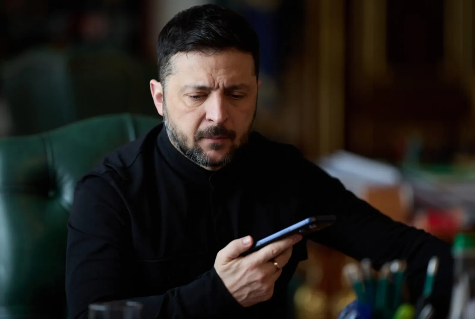 Zelenski ascultând informații pe telefon, preocupat de situație.